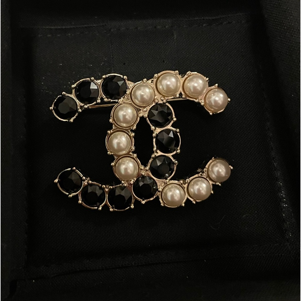 Chanel Brooch with pearls and black stone